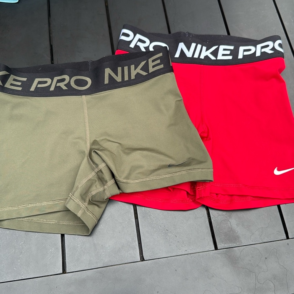 2 pairs! Nike pro shorts_red and green size Small